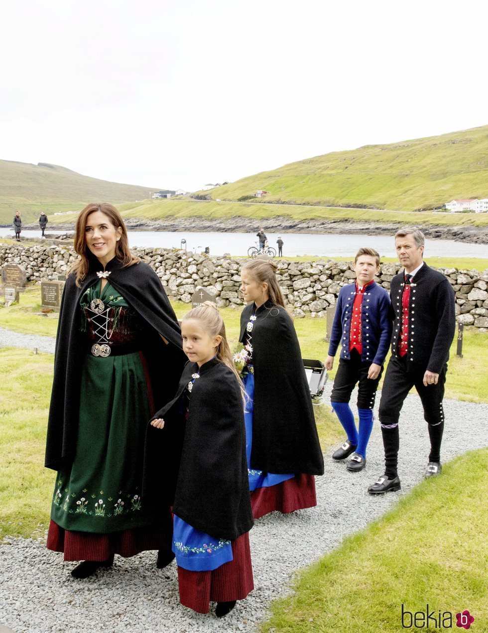 Federico y Mary de Dinamarca con sus hijos Christian, Isabel y Josefina yendo a misa en Islas Feroe
