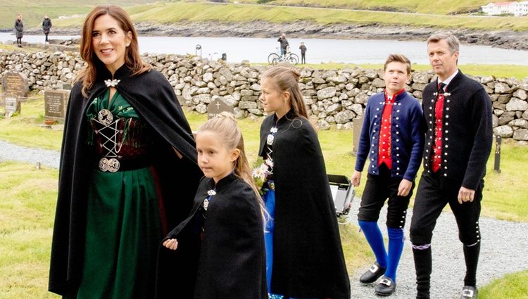 Federico y Mary de Dinamarca con sus hijos Christian, Isabel y Josefina yendo a misa en Islas Feroe