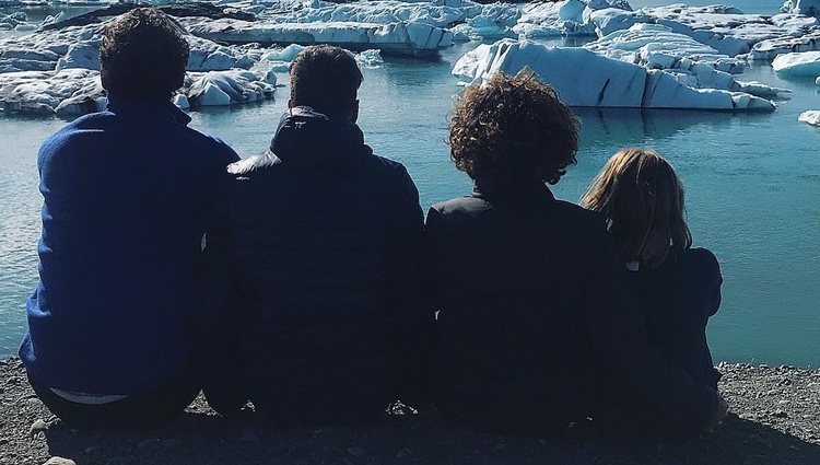 Paco León con toda su familia de vacaicones en Islandia