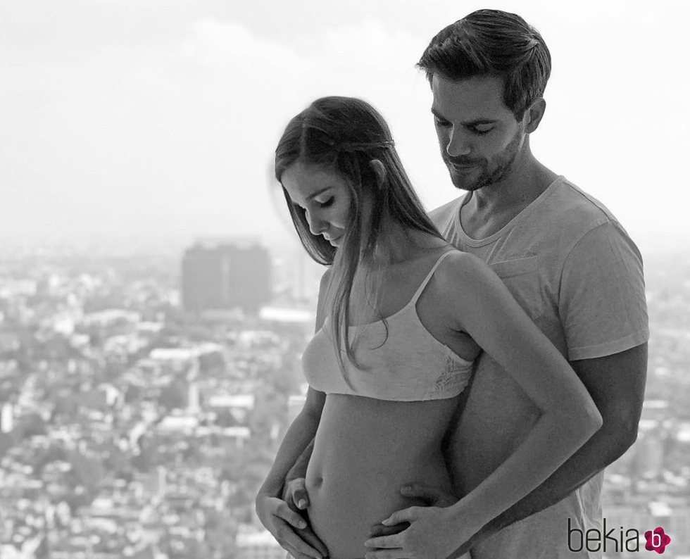 Natalia Sánchez y Marc Clotet anunciando que serán padres