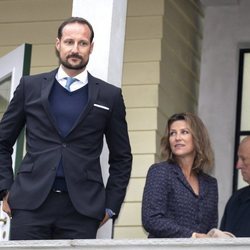 Haakon, Marta Luisa y Harald de Noruega en la inauguración de la casa-museo en la que vivió Sonia de Noruega antes de casarse