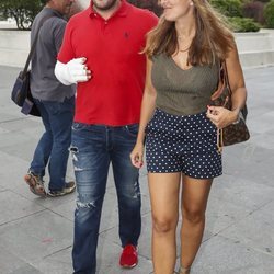 Manu Tenorio acompañado por su mujer Silvia Casas en su salida del hospital