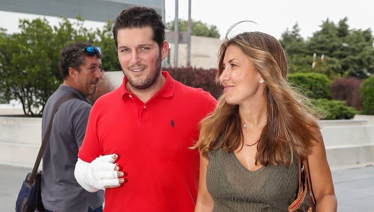 Manu Tenorio acompañado por su mujer Silvia Casas en su salida del hospital