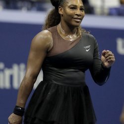 Serena Williams estrenando nueva indumentaria en el US Open 2018