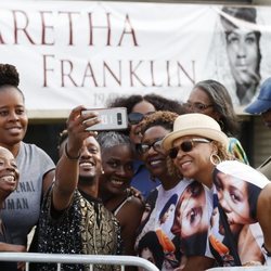 Fans de Aretha Franklin acudiendo a la capilla ardiente de la reina del soul