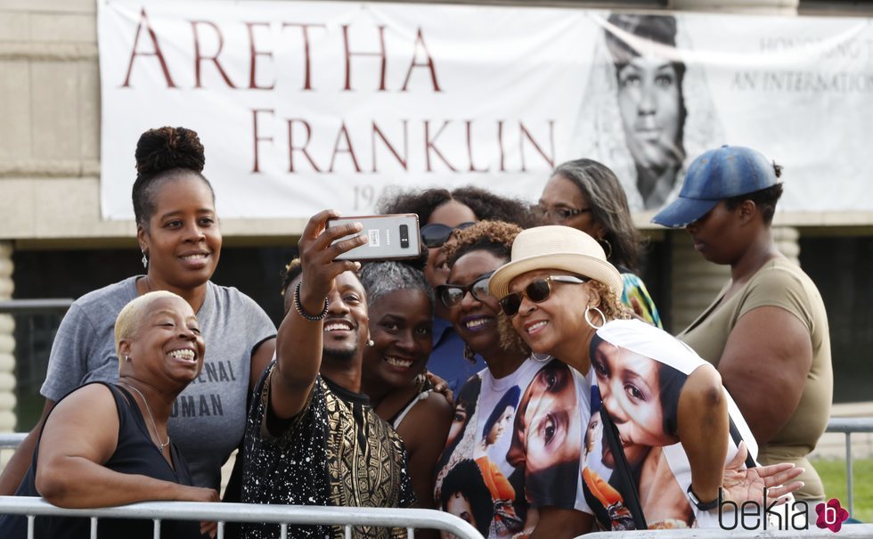 Fans de Aretha Franklin acudiendo a la capilla ardiente de la reina del soul