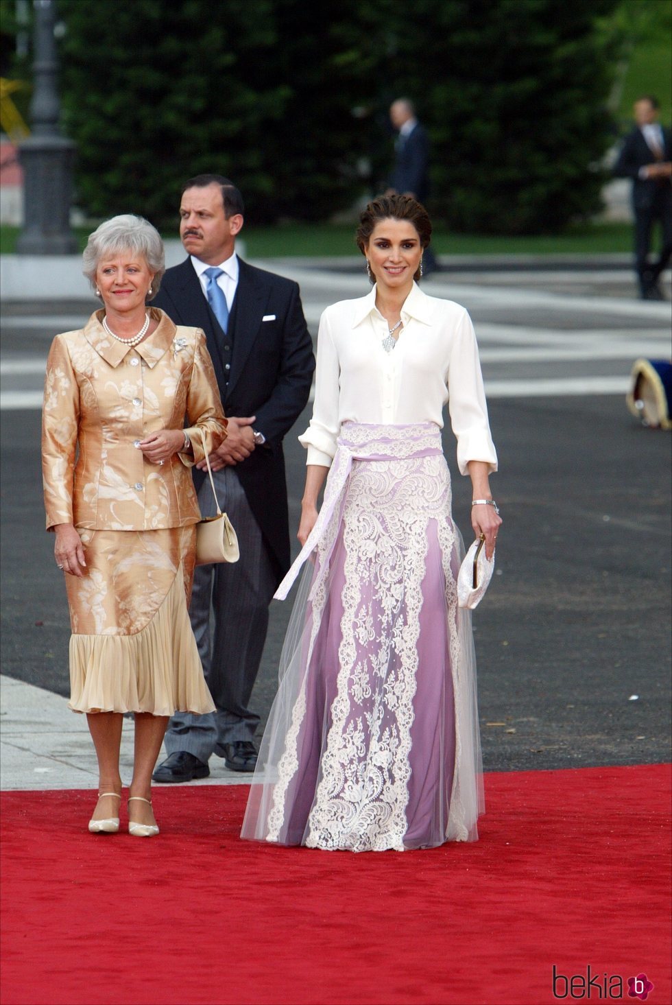Rania de Jordania y la Princesa Muna en la boda del Príncipe Felipe y Letizia Ortiz