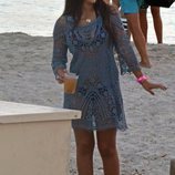 Tana Rivera con una copa en la playa de Formentera