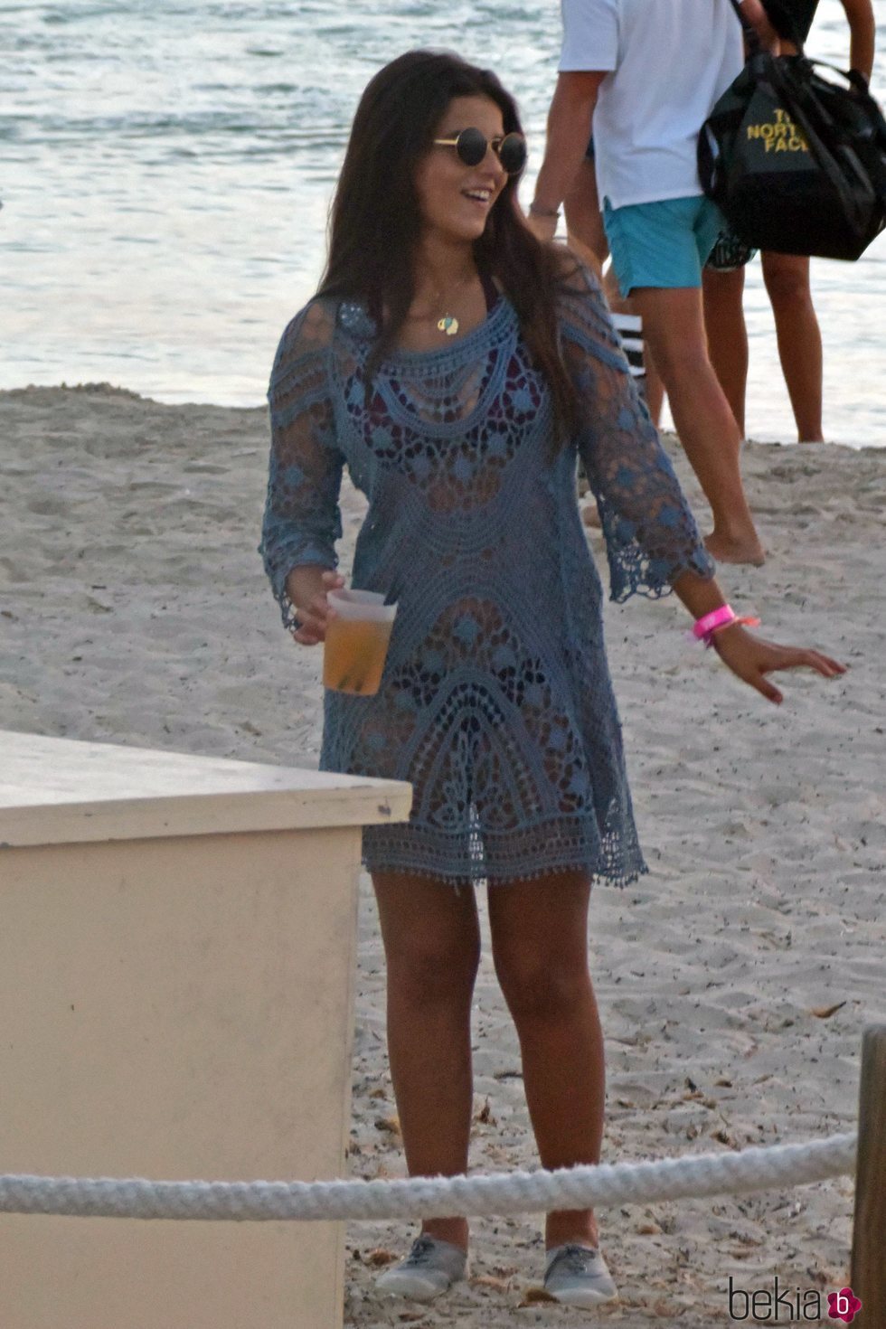 Tana Rivera con una copa en la playa de Formentera