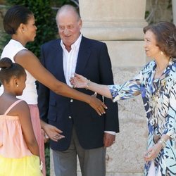 La Reina Sofía y Michelle Obama se saludan frente al Rey Juan Carlos y Sasha Obama