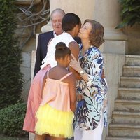 La Reina Sofía y Michelle Obama se saludan con un beso en Marivent