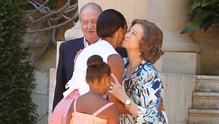 La Reina Sofía y Michelle Obama se saludan con un beso en Marivent