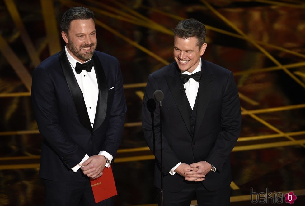 Ben Affleck y Matt Damon presentando los Oscar de 2017