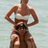 Eduardo Casanova y Ana Polvorosa divirtiéndose en la playa en 2010