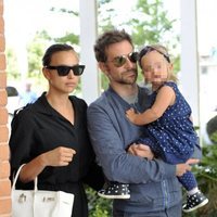 Irina Shayk y Bradley Cooper con su hija Lea llegando a Venecia