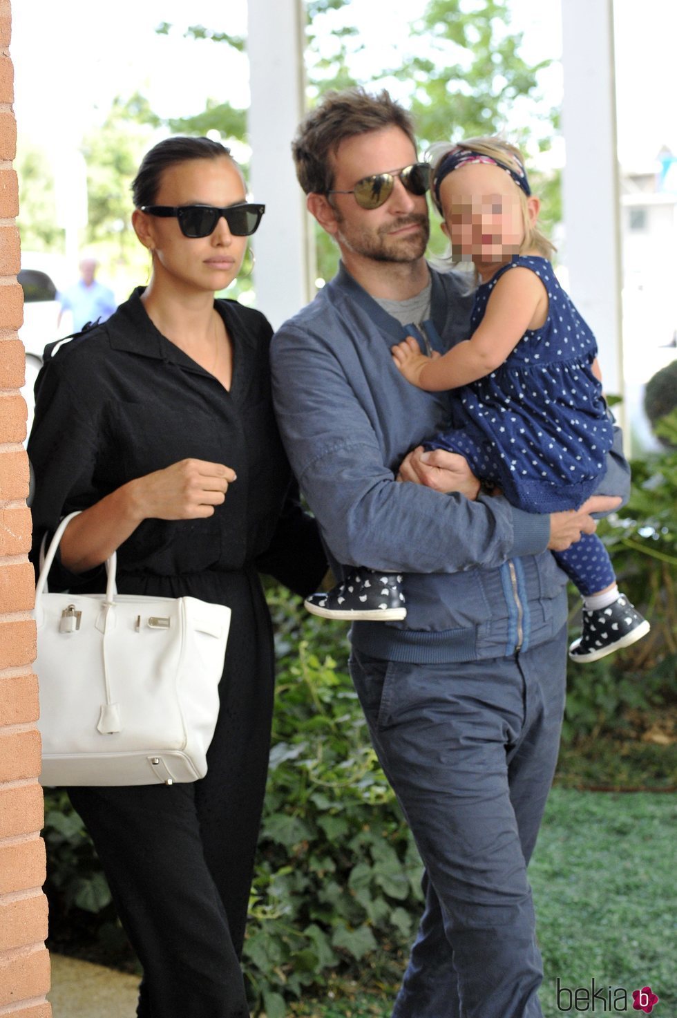 Irina Shayk y Bradley Cooper con su hija Lea llegando a Venecia