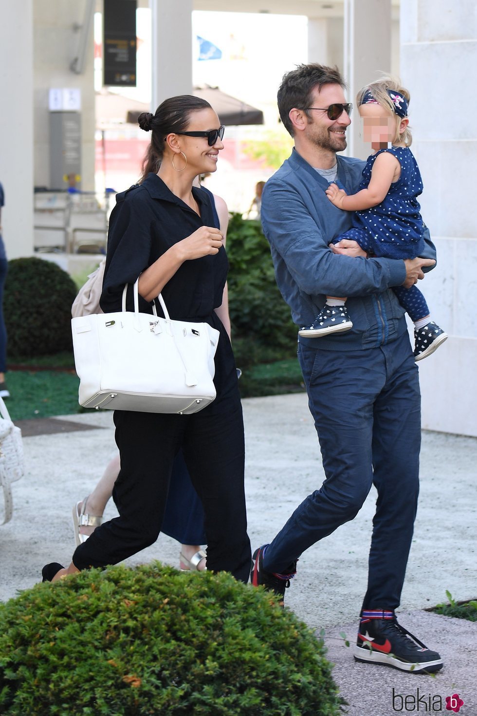 Bradley Cooper e Irina Shayk con su hija Lea en Venecia
