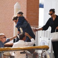 Bradley Cooper e Irina Shayk montándose en una lancha en Venecia con su hija