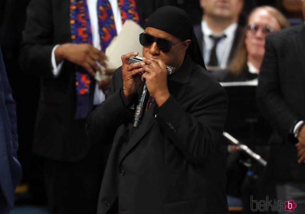 Stevie Wonder actuando en el funeral de Aretha Franklin