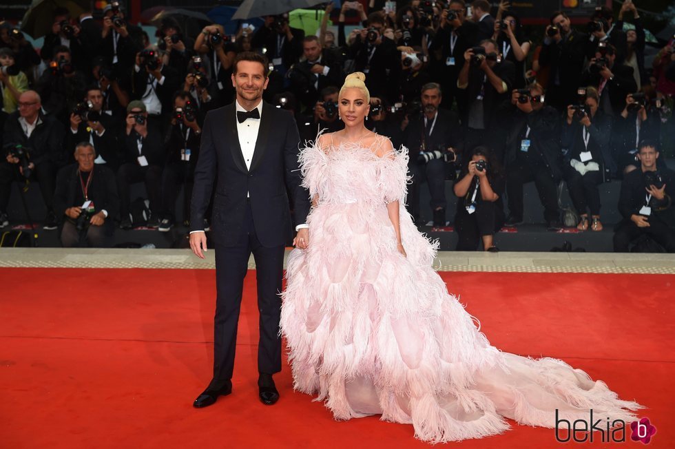 Bradley Cooper y Lady Gaga en la alfombra roja de Venecia