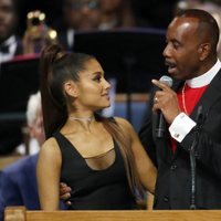 Ariana Grande con el obispo del funeral de Aretha Franklin