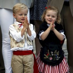 Los Príncipes Jacques y Gabriella de Mónaco aplaudiendo en el picnic del final del verano 2018