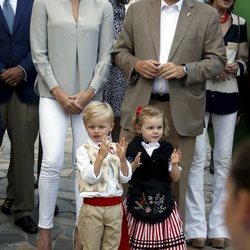 Los Príncipes Alberto y Charlene de Mónaco con sus hijos en el picnic del final de verano 2018