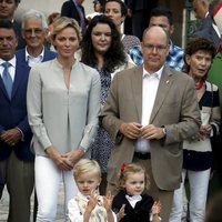 Los Príncipes Alberto y Charlene de Mónaco con sus hijos en el picnic del final de verano 2018