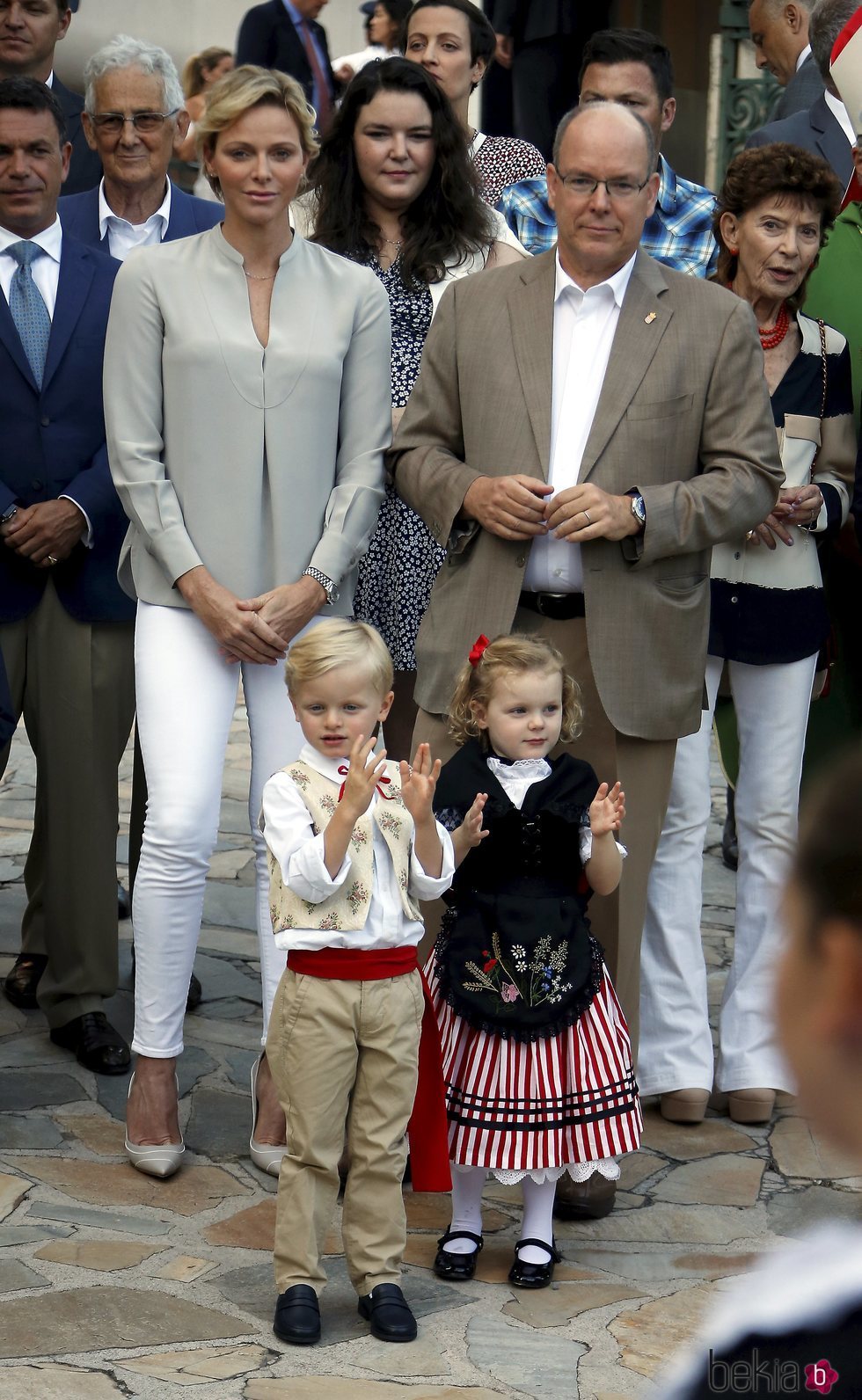 Los Príncipes Alberto y Charlene de Mónaco con sus hijos en el picnic del final de verano 2018