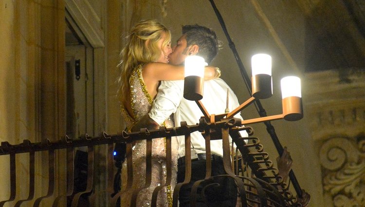 Chiara Ferragni y Fedez besándose en el balcón frente a sus fans en su preboda