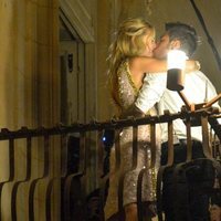 Chiara Ferragni y Fedez besándose en el balcón frente a sus fans en su preboda