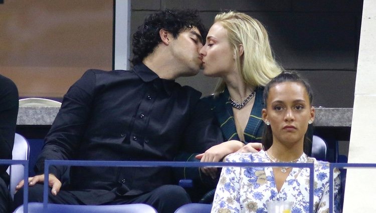 Joe Jonas y Sophie Turner besándose en el Abierto de Tenis en Nueva York