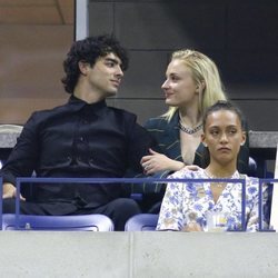 Joe Jonas y Sophie Turner mirándose de manera muy acaramelada durante un partido de tenis