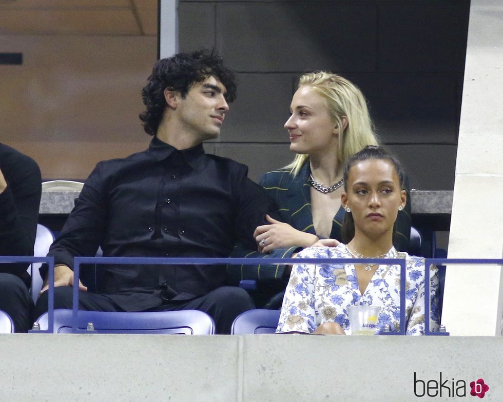 Joe Jonas y Sophie Turner mirándose de manera muy acaramelada durante un partido de tenis