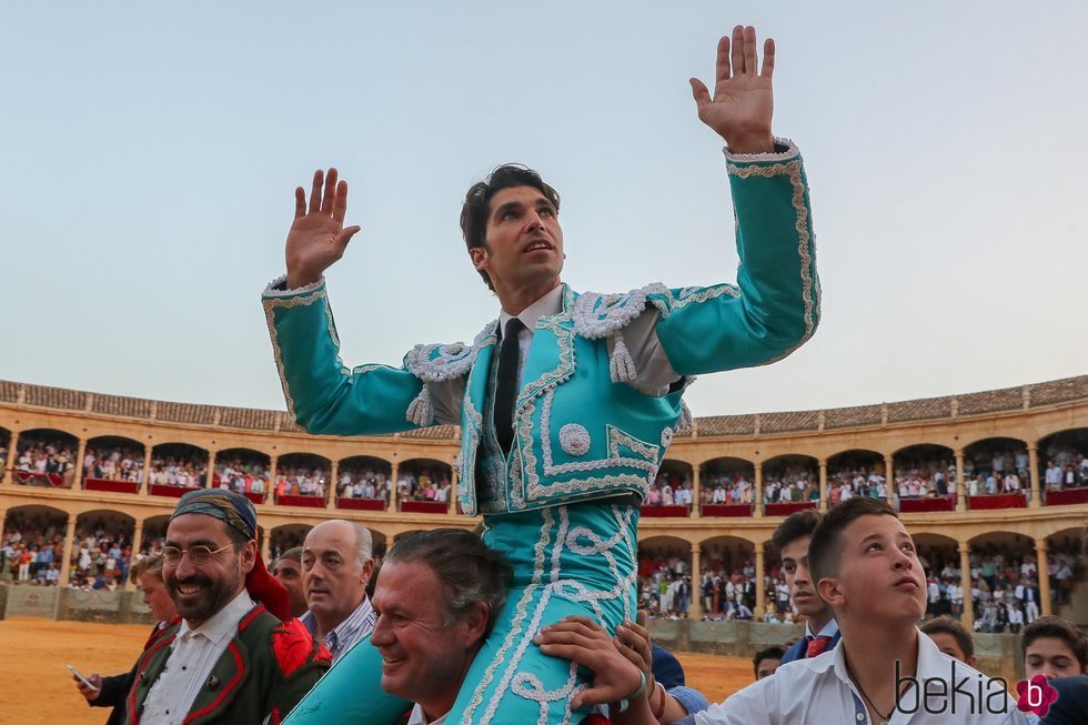 Cayetano Rivera saliendo a hombros de la Goyesca 2018