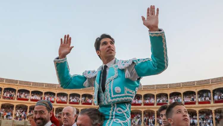 Cayetano Rivera saliendo a hombros de la Goyesca 2018