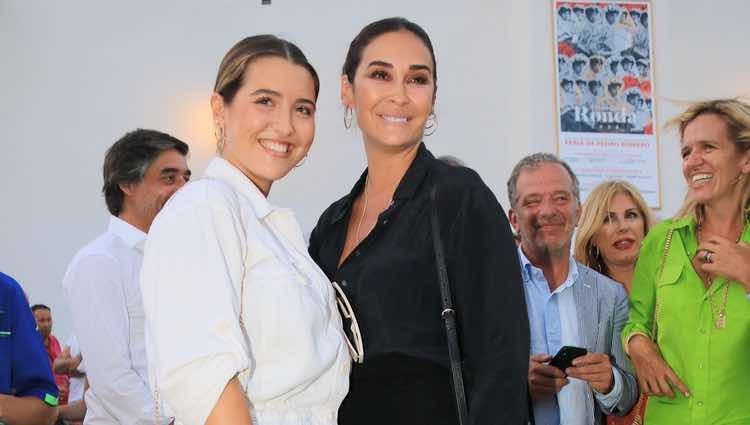 Vicky Martín Berrocal con su hija Alba Díaz en la Goyesca 2018