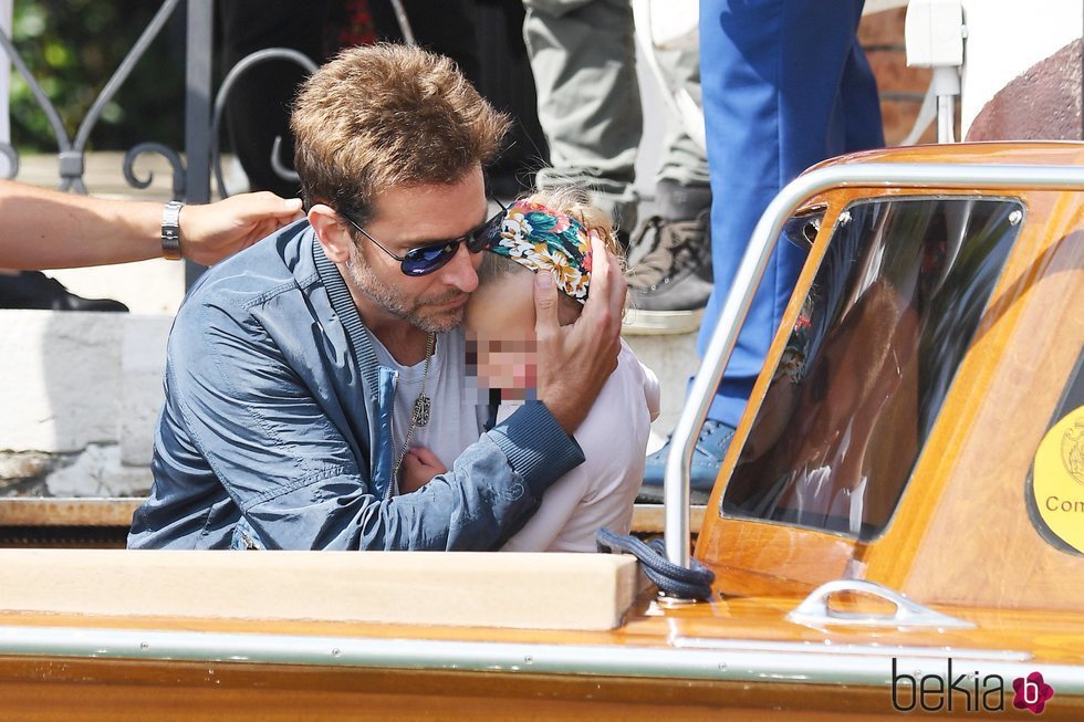 Bradley Cooper cuidando delicadamente a su hija en Venecia