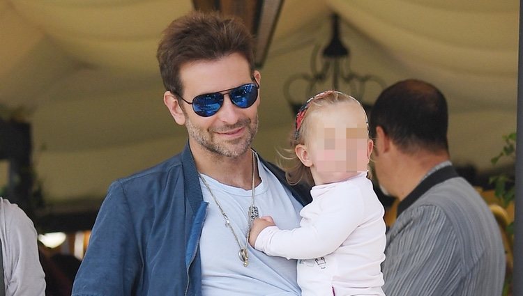 Bradley Cooper dando un paseo por Venecia con su hija