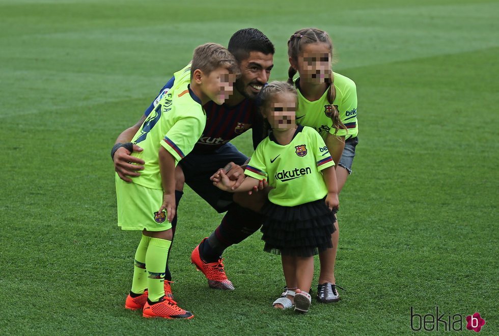 Luis Suárez con sus tres hijos celebrando la victoria del Barça