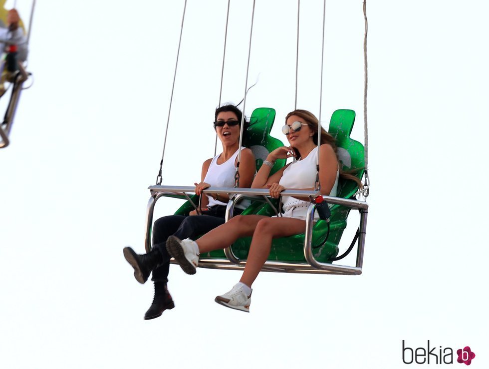 Kourtney Kardashian con su amiga Larsa Younan en una feria de Malibú