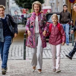 Matilde de Bélgica lleva a sus hijos Gabriel y Leonor a su primer día de colegio