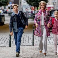 Matilde de Bélgica lleva a sus hijos Gabriel y Leonor a su primer día de colegio