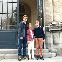 Gabriel, Leonor y Manuel de Bélgica en su primer día de colegio