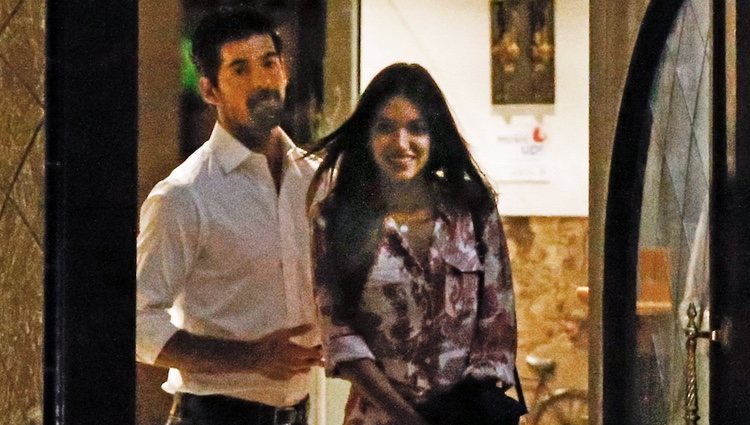 Ana Guerra y Miguel Ángel Muñoz saliendo de cenar de un restaurante