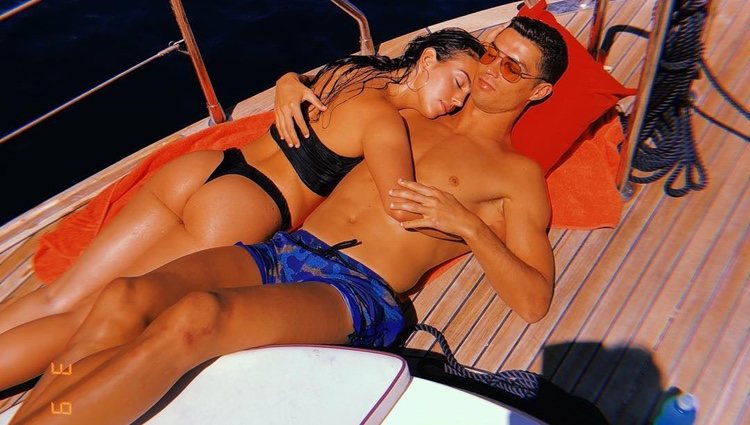 Georgina Rodríguez y Cristiano Ronaldo abrazados tomando el sol