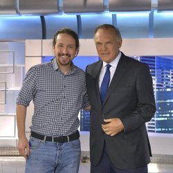 Pablo Iglesias y Pedro Piqueras posando antes de su entrevista en Telecinco