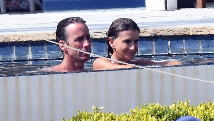 Álvaro Muñoz Escassi y Carmen Matutes durante unas vacaciones en Marbella