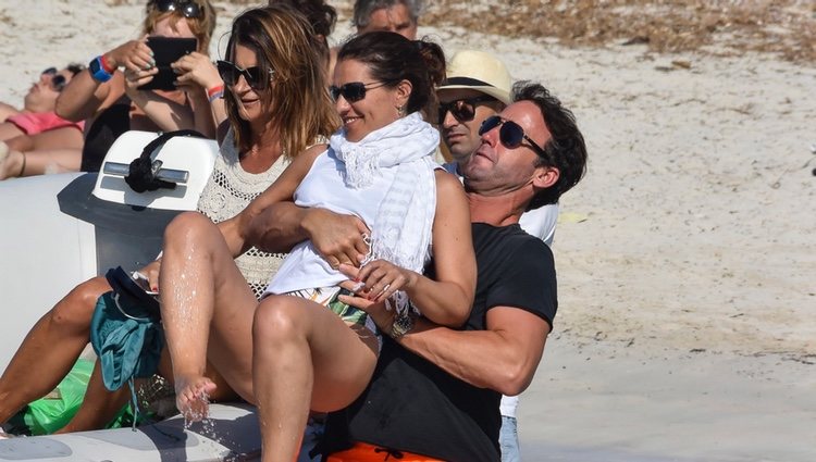 Álvaro Muñoz Escassi y Carmen Matutes durante unas vacaciones en Ibiza