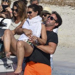Álvaro Muñoz Escassi y Carmen Matutes durante unas vacaciones en Ibiza